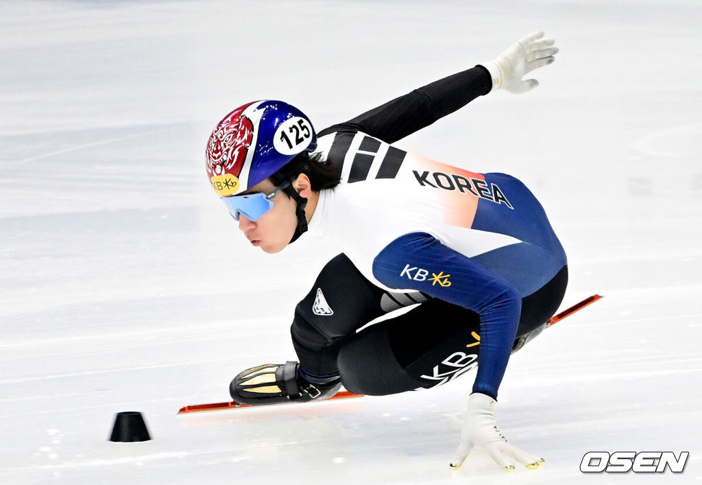 15일 서울 목동 아이스링크에서 'KB금융 CUP-국제빙상연맹(ISU) 쇼트트랙 월드컵 2023/24' 예선이 열렸다.쇼트트랙 황대헌이 남자 500m 예선에서 질주하고 있다. 2023.12.15 / dreamer@osen.co.kr