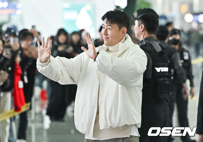 손흥민이 출국장을 이동하고 있다 . 2023.11.23 / soul1014@osen.co.kr