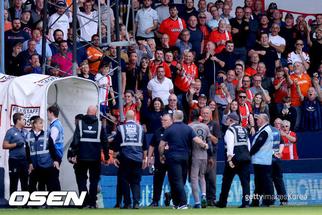 LUTON, ENGLAND - OCTOBER 7:  during the Premier League match between Luton Town and Tottenham Hotspur at Kenilworth Road on October 7, 2023 in Luton, United Kingdom. (Photo by Marc Atkins/Getty Images)