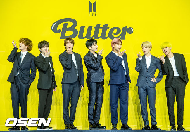 21일 오후 서울 송파구 올림픽공원 올림픽홀에서 방탄소년단(BTS)의 새 디지털 싱글 'Butter' 발매 기념 글로벌 기자간담회 포토타임이 진행됐다.<br /><br />그룹 방탄소년단(RM, 진, 슈가, 제이홉, 지민, 뷔, 정국)의 새 싱글 'Butter'는 오늘(21일) 오후 1시(한국시각)에 전 세계 동시에 발매된다. <br /><br />방탄소년단의 새 디지털 싱글 'Butter'는 마음을 흔드는 방탄소년단의 귀여운 고백을 담은 청량하고 중독성 강한 댄스 팝 장르의 서머송이다. 버터처럼 부드럽게 스며드는 방탄소년단의 독보적인 매력을 느낄 수 있는 곡으로 방탄소년단만의 음악적 스타일을 더한 것으로 알려져 기대를 모으고 있다.<br /><br />방탄소년단(BTS) 멤버들이 무대 위에서 포토타임을 갖고 있다./ rumi@osen.co.kr