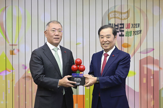 현대차그룹 정의선 회장(왼쪽)과 사회복지공동모금회 김병준 회장이 기념 촬영을 하고 있다.