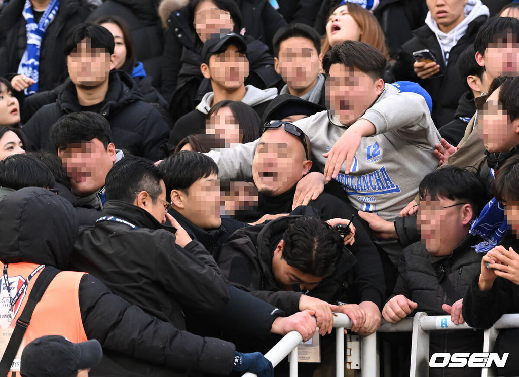 수원 삼성이 결국 최하위 탈출에 실패했다. 창단 28년 만에 역사상 처음으로 강등됐다.수원 삼성은 2일 오후 2시 수원월드컵경기장에서 열린 하나원큐 K리그1 2023 38라운드 파이널 B 최종전에서 강원 FC와 0-0으로 비겼다. 같은 시각 수원종합운동장에서는 수원FC가 제주 유나이티드와 1-1로 비겼다.경기 종료 후 수원 삼성 팬들이 분노하고 있다. 2023.12.02 / ksl0919@osen.co.kr