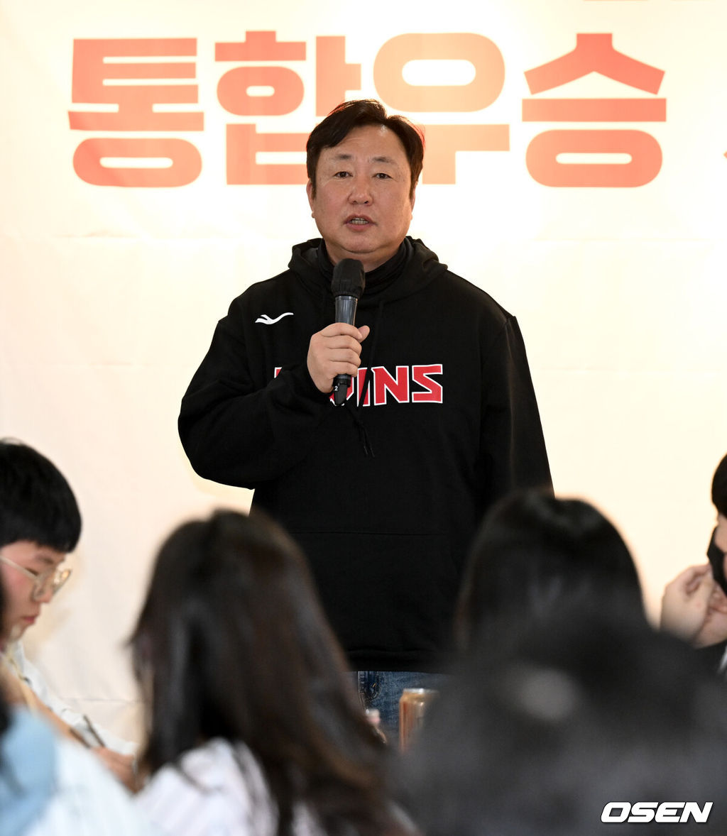 LG트윈스의 2023 KBO 리그 통합우승 기념 팬 맥주파티가 잠실야구장에서 열렸다. LG 차명석 단장이 팬들과 맥주파티를 하고 있다. 2023.12.20 /cej@osen.co.kr