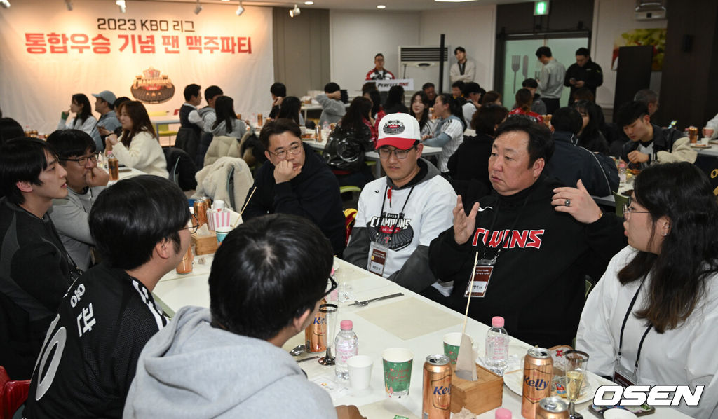 LG트윈스의 2023 KBO 리그 통합우승 기념 팬 맥주파티가 잠실야구장에서 열렸다. LG 차명석 단장이 팬들과 맥주파티를 하고 있다. 2023.12.20 /cej@osen.co.kr