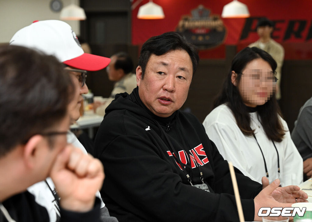 LG트윈스의 2023 KBO 리그 통합우승 기념 팬 맥주파티가 잠실야구장에서 열렸다. LG 차명석 단장이 팬들과 맥주파티를 하고 있다. 2023.12.20 /cej@osen.co.kr