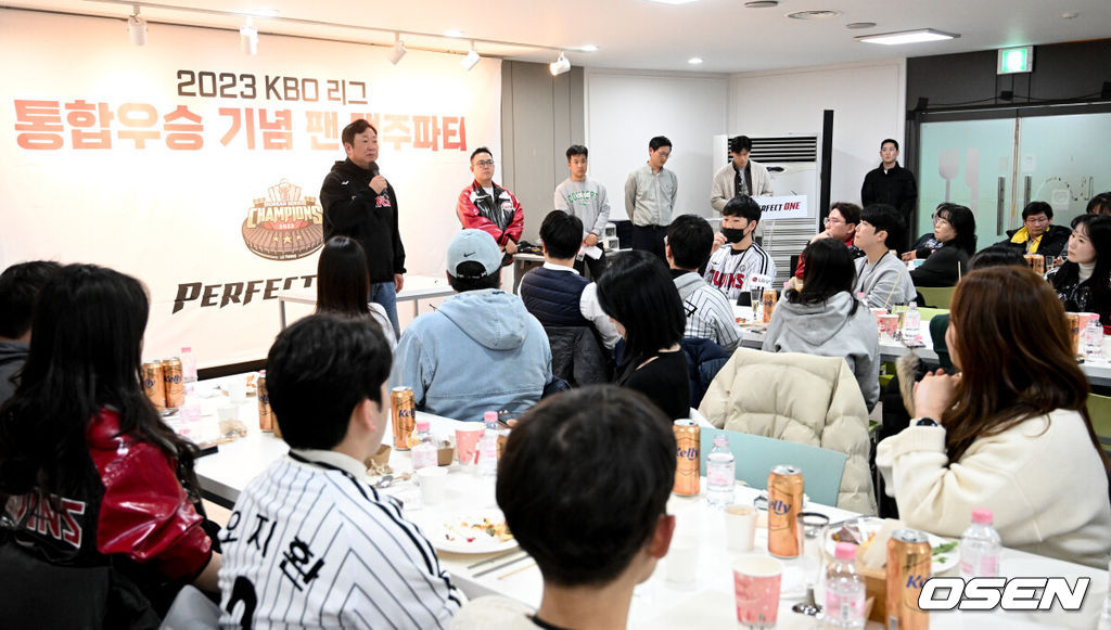 LG트윈스의 2023 KBO 리그 통합우승 기념 팬 맥주파티가 잠실야구장에서 열렸다. LG 차명석 단장이 팬들과 맥주파티를 하고 있다. 2023.12.20 /cej@osen.co.kr