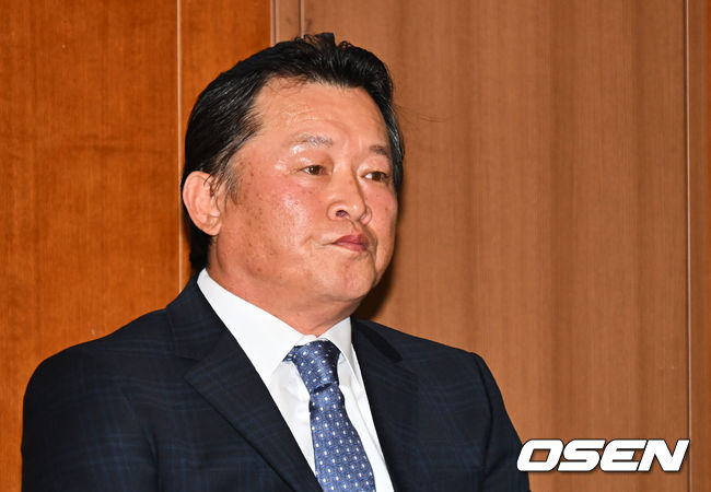 박흥식 코치가 기자들의 질문에 답하는 선수들의 얘기를 듣고 있다. / foto0307@osen.co.kr