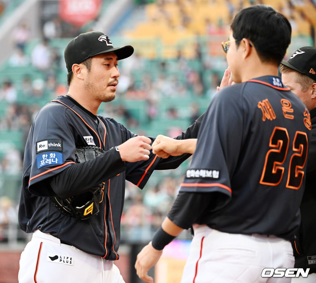 12일 오후 인천 SSG랜더스필드에서 ‘2023 신한은행 SOL KBO리그’ SSG 랜더스와 한화 이글스의 경기가 열렸다.1회말을 마친 한화 선발 장민재가 덕아웃에서 하이파이브를 하고 있다. 2023.05.12 /rumi@osen.co.kr