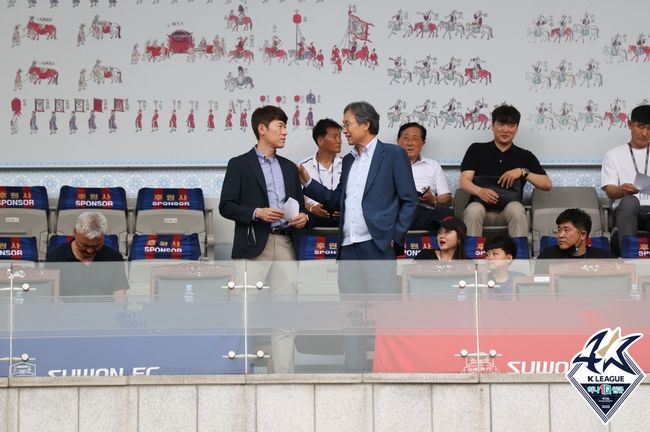 [사진] 수원종합운동장에서 김은중 감독과 만난 최순호 수원FC 단장 / 한국프로축구연맹 제공.