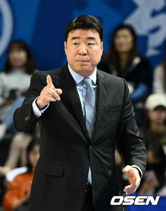 14일 오후 서울 송파구 잠실실내체육관에서 2023~2024 정관장 프로농구 정규리그에서 서울 삼성과 안양 정관장의 경기가 열렸다. 삼성 은희석 감독이 선수들을 독려하고 있다. 2023.11.14 /cej@osen.co.kr