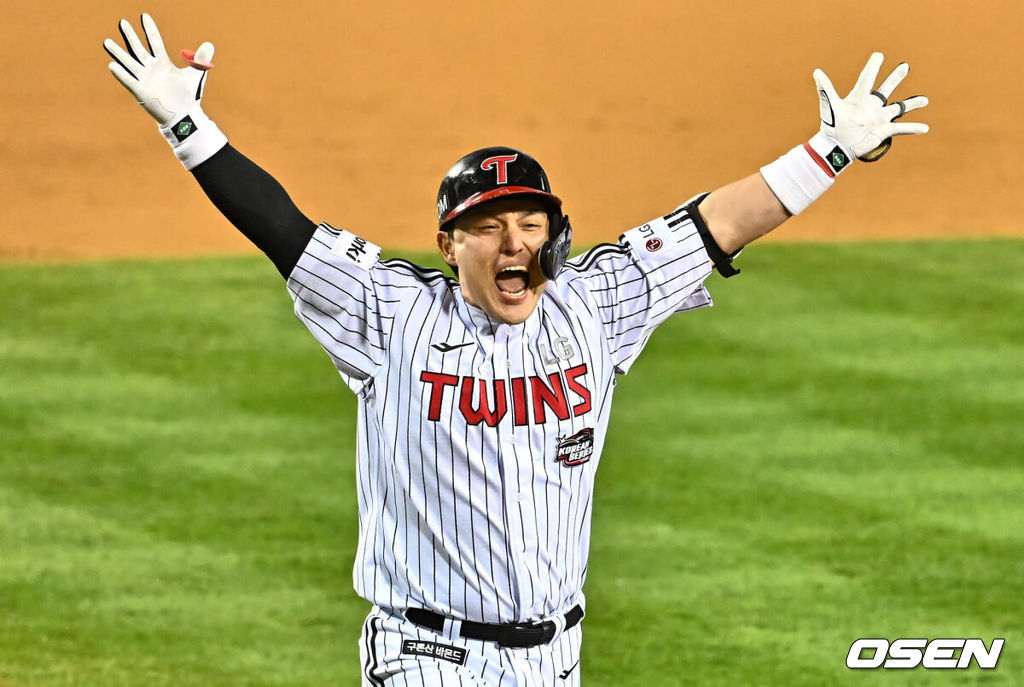 8일 잠실 NC파크에서 2023 신한은행 SOL KBO 포스트시즌 한국시리즈 LG 트윈스와 KT 위즈의 2차전 경기가 열렸다. LG 트윈스 박동원이 8회말 1사 2루 좌중월 역전 2점 홈런을 치고 환호하고 있다. 2023.11.08 / foto0307@osen.co.kr