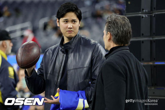 [사진]LA 다저스 오타니 쇼헤이가 22일(한국시각) 미국 캘리포니아주 잉글우드에서 열린 NFL LA 램스와 뉴올리언스 세인츠의 경기가 열린 소파이스타디움을 방문, 에이전트 네즈 발레로와 이야기를 나누고 있다. ⓒGettyimages(무단전재 및 재배포 금지)