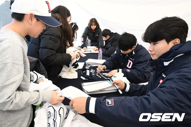 25일 서울 잠실구장에서 '2023 곰들의 모임' 행사가 열렸다.두산 최지강이 사인을 하고 있다. 2023.11.25 /cej@osen.co.kr