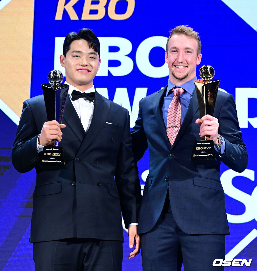 신인왕 문동주(왼쪽)와 MVP 에릭 페디가 트로피를 들고 함께 포즈를 취하고 있다. 2023.11.27 / jpnews.osen.co.kr