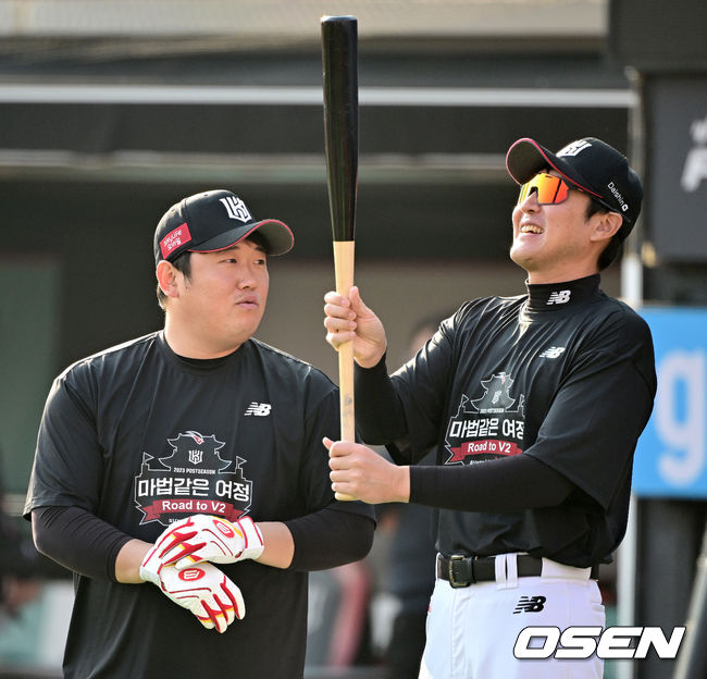 30일 오후 수원 KT위즈파크에서 ‘2023 신한은행 SOL KBO 포스트시즌 플레이오프’ 1차전 KT 위즈와 NC 다이노스의 경기가 열린다.경기를 앞두고 KT 김준태와 유한준 코치가 훈련을 펼치고 있다. 2023.10.30 / dreamer@osen.co.kr