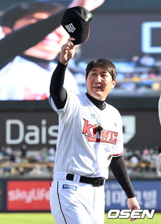 14일 오후 수원 KT위즈파크에서 '2022 신한은행 SOL KBO 리그' KT 위즈와 키움 히어로즈의 경기가 열렸다.경기에 앞서 KT 유한준이 팬들을 향해 모자를 벗어 인사를 하고 있다. 2022.05.14 /