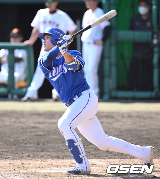 삼성은 4일 일본 오키나와 나하의 셀룰러 스타디움에서 열린 2023 스프링캠프 연습경기 요미우리전에서 4-3으로 승리했다.9회초 1사 1,3루에서 삼성 이병헌이 희생플라이를 치고 있다. 2023.03.04 /sunday@osen.co.kr