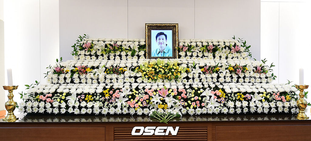 [OSEN=사진팀] 배우 故이선균의 빈소가 27일 서울 종로구 서울대학교병원 장례식장 1호실에 마련됐다. 故이선균은 이날 오전 서울 성북구 소재 노상에서 자동차 안에서 의식이 없는 상태로 발견됐다. 사고 현장에는 번개탄을 피운 흔적도 있는 것으로 파악됐다. 현장에 출동한 소방은 이날 오전 10시30분쯤 이선균이 사망한 것으로 추정했다.발인은 오는 29일이며, 장지는 전북 부안군 선영으로 알려졌다. 2023.12.27/photo@osen.co.kr<사진=사진공동취재단>