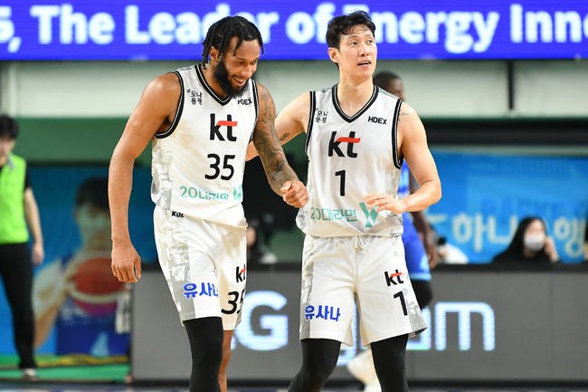 [사진] 수원 KT 패리스 배스와 한희원 / KBL 제공.