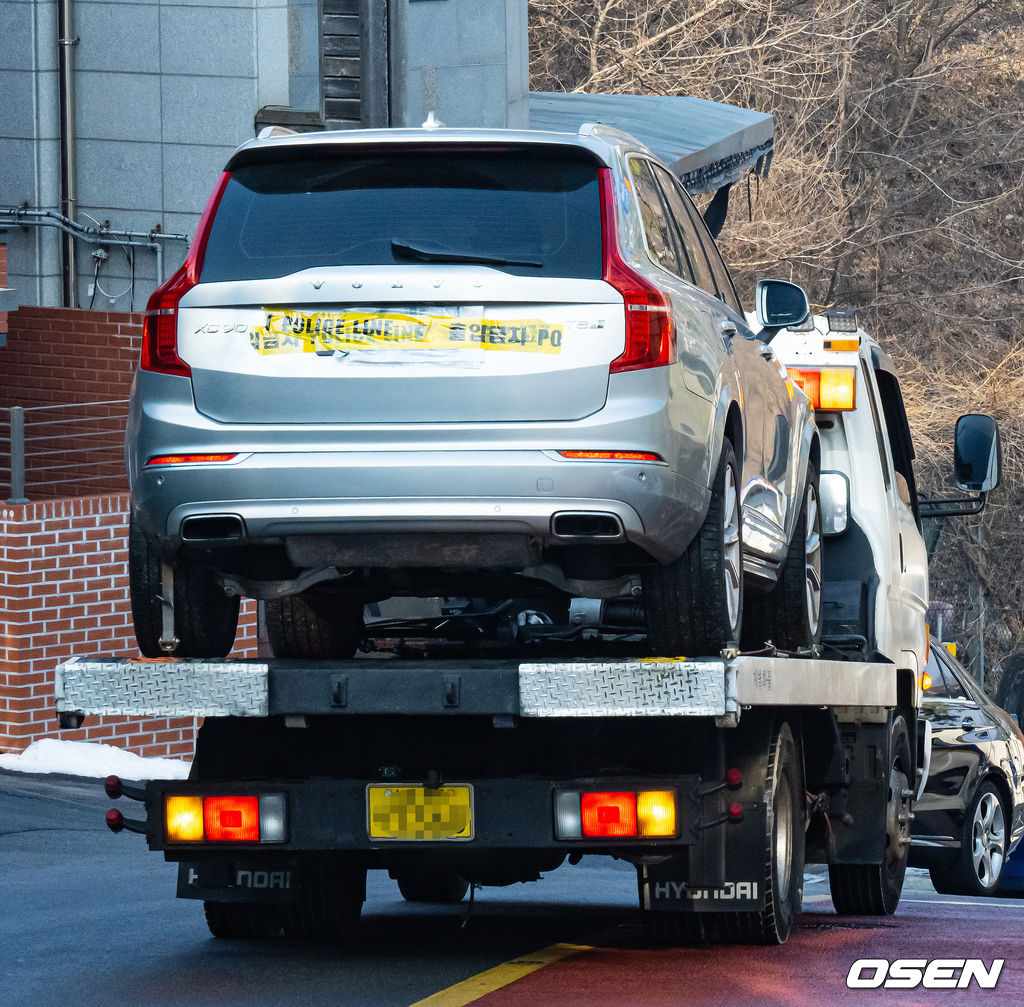 [OSEN=사진팀] 배우 故 이선균의 빈소가 27일 서울 종로구 서울대학교병원 장례식장 1호실에 마련됐다. 故 이선균은 이날 오전 서울 성북구 소재 공원 내 자동차 안에서 의식이 없는 상태로 발견됐다. 사고 현장에는 번개탄을 피운 흔적도 있는 것으로 파악됐다. 현장에 출동한 소방은 이날 오전 10시 30분쯤 이선균이 사망한 것으로 추정했다. 이선균의 발인은 29일 낮 12시에 진행되며 장지는 수원시연화장-삼성엘리시움이다. 2023.12.27   / photo@osen.co.kr<사진=사진공동취재단>