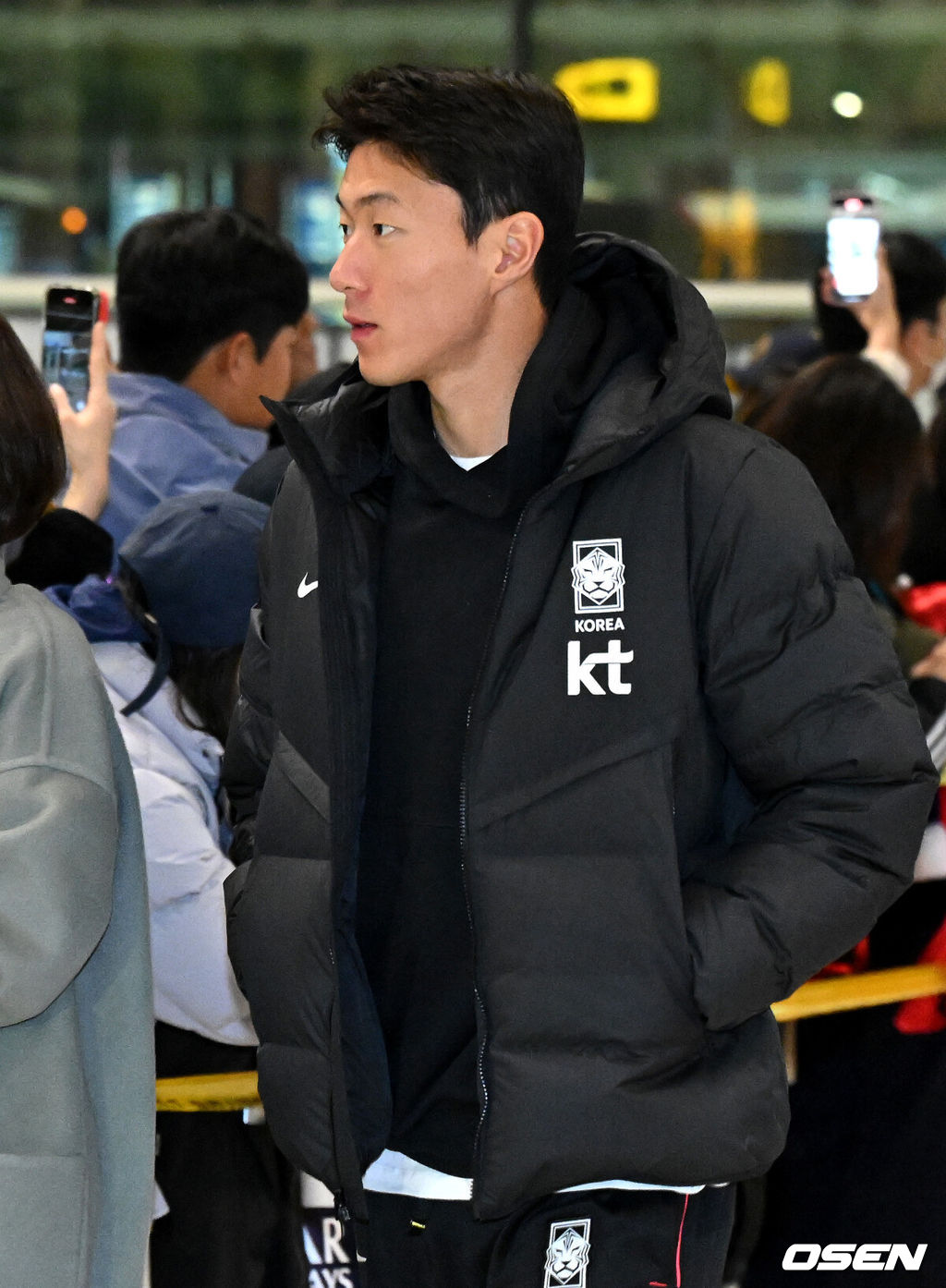 대한민국 축구 국가대표팀이 19일 오전 2026 FIFA 북중미 월드컵 아시아 지역 2차 예선 C조 조별리그 2차전 중국과의 경기를 치르기 위해 인천국제공항을 통해 출국하고 있다.황의조가 출국장으로 향하며 인사를 하고 있다. 2023.11.19  /sunday@osen.co.kr