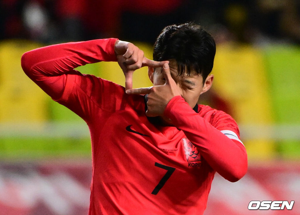 17일 오후 수원월드컵경기장에서 위르겐 클린스만 감독이 지휘하는 대한민국 축구대표팀과 베트남의 평가전이 열렸다.후반 대한민국 네 번째 골을 넣은 손흥민이 세리머니를 하고 있다. 2023.10.17 /cej@osen.co.kr