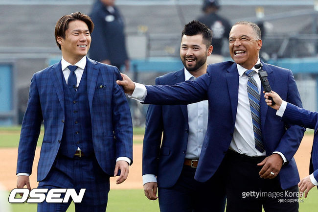 [사진] LA 다저스 야마모토 요시노부, 데이브 로버츠 감독. ⓒGettyimages(무단전재 및 재배포 금지)