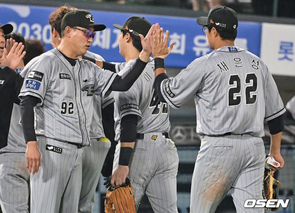 한화 최원호 감독이 채은성 등 선수들과 승리 하이파이브를 하고 있다. 2023.06.15 / foto0307@osen.co.kr