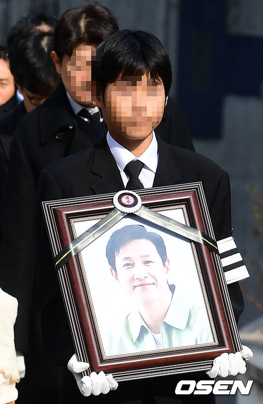 [OSEN=사진팀] 29일 오전 서울 연건동 서울대학교병원 장례식장에서 故이선균의 발인이 엄수됐다.장지는 수원연화장으로 바뀌었으며 유해는 경기 광주 삼성엘리시움에 봉안 예정이다. 2023.12.29/photo@osen.co.kr <사진=사진공동취재단>