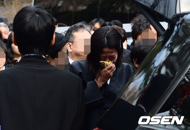 [OSEN=사진팀] 29일 오전 서울 연건동 서울대학교병원 장례식장에서 故이선균의 발인이 엄수됐다.장지는 수원연화장으로 바뀌었으며 유해는 경기 광주 삼성엘리시움에 봉안 예정이다. 2023.12.29/photo@osen.co.kr <사진=사진공동취재단>