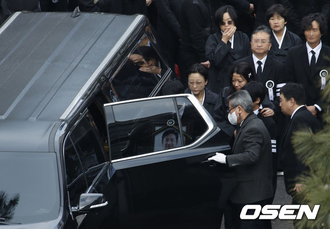 [OSEN=사진팀] 29일 오전 서울 연건동 서울대학교병원 장례식장에서 故이선균의 발인이 엄수됐다.장지는 수원연화장으로 바뀌었으며 유해는 경기 광주 삼성엘리시움에 봉안 예정이다. 2023.12.29/photo@osen.co.kr <사진=사진공동취재단>