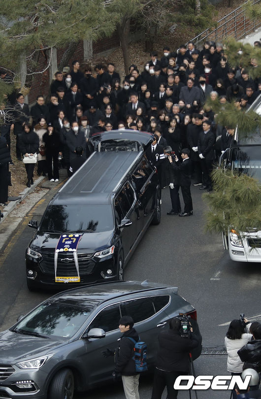 [OSEN=사진팀] 29일 오전 서울 연건동 서울대학교병원 장례식장에서 故이선균의 발인이 엄수됐다.장지는 수원연화장으로 바뀌었으며 유해는 경기 광주 삼성엘리시움에 봉안 예정이다. 2023.12.29/photo@osen.co.kr<사진=사진공동취재단>