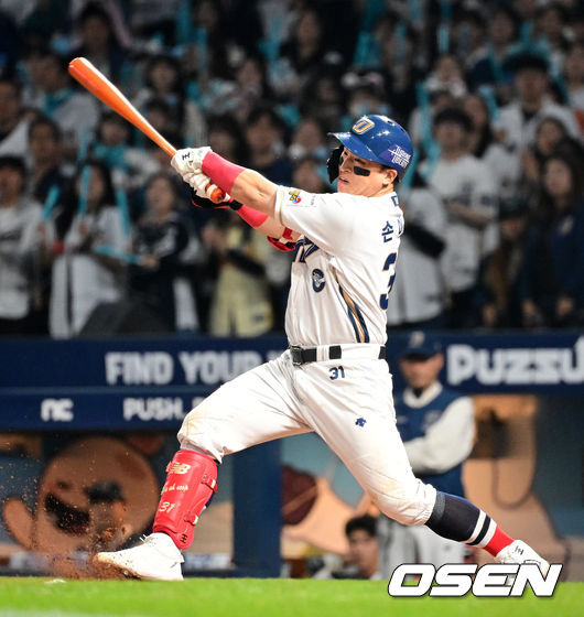 3일 오후 창원 NC파크에서 ‘2023 신한은행 SOL KBO 포스트시즌 플레이오프’ 4차전 NC 다이노스와 KT 위즈의 경기가 열렸다.8회말 1사 1,2루에서 NC 손아섭이 1티점 적시타를 날리고 있다. 2023.11.03 /jpnews@osen.co.kr