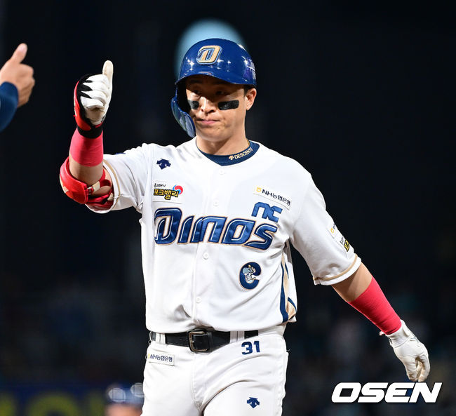 3일 오후 창원 NC파크에서 ‘2023 신한은행 SOL KBO 포스트시즌 플레이오프’ 4차전 NC 다이노스와 KT 위즈의 경기가 열렸다.8회말 1사 1, 2루 상황 NC 손아섭이 추격의 1타점 적시타를 날리고 1루에 안착해 기뻐하고 있다. 2023.11.03 / dreamer@osen.co.kr