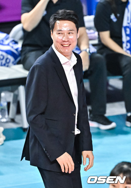 31일 인천삼산체육관에서 도드람 2023-2024 V리그 여자부 흥국생명과 현대건설의 경기가 진행됐다. 2세트 현대건설 강성형 감독이 미소 짓고 있다. 2023.12.31 / soul1014@osen.co.kr