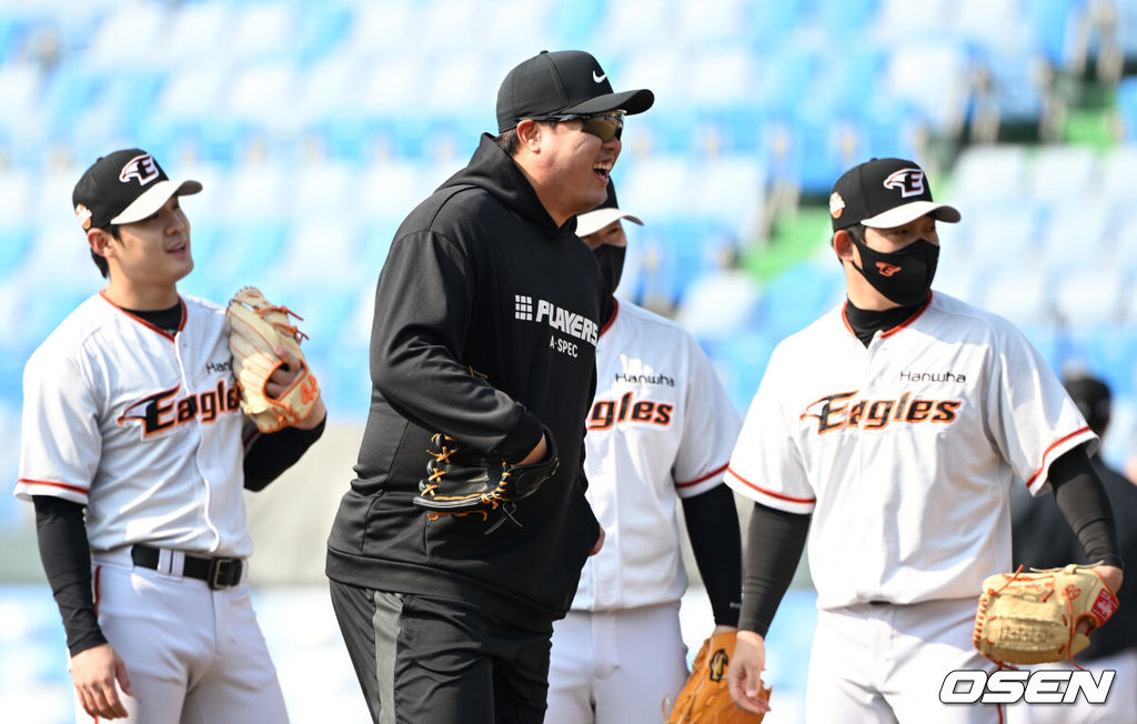 2022년 MLB 직장 폐쇄 기간 한화 캠프에 합류한 류현진이 훈련을 하며 미소짓고 있다. 2022.02.25 /sunday@osen.co.kr