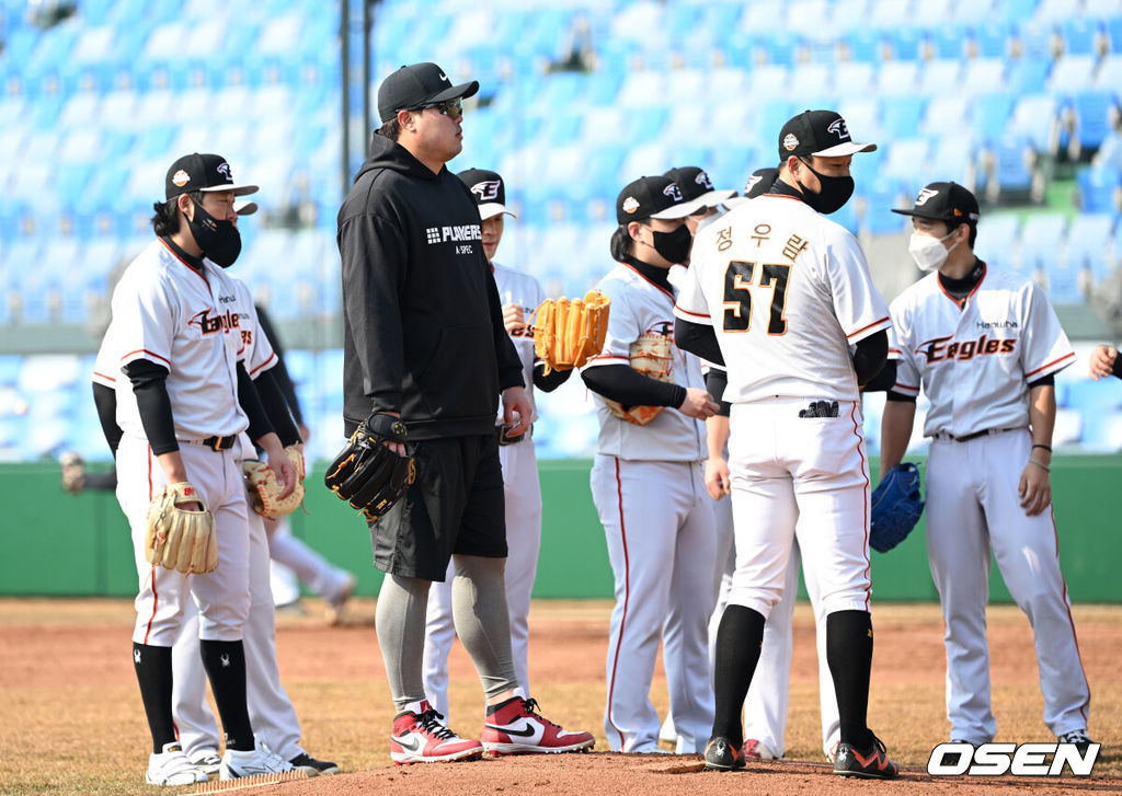 2022년 MLB 직장 폐쇄 기간 한화 캠프에 합류한 류현진이 한화 투수들과 같이 수비 훈련을 하고 있다. 2022.02.25 /sunday@osen.co.kr