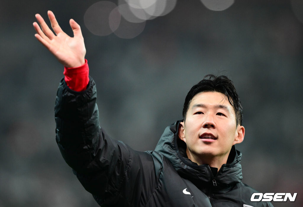 '닥공 축구'가 통했다. 한국이 싱가포르의 두 줄 수비를 깨부수고 6만여 홈팬들 앞에서 골 폭죽을 터트렸다.위르겐 클린스만 감독이 이끄는 한국 축구대표팀은 16일 오후 8시 서울월드컵경기장에서 열린 2026 국제축구연맹(FIFA) 북중미 월드컵 아시아지역 2차 예선 1차전에서 싱가포르를 5-0으로 대파했다.경기 종료 후 한국 손흥민이 관중들에게 인사를 하고 있다. 2023.11.16 /cej@osen.co.kr