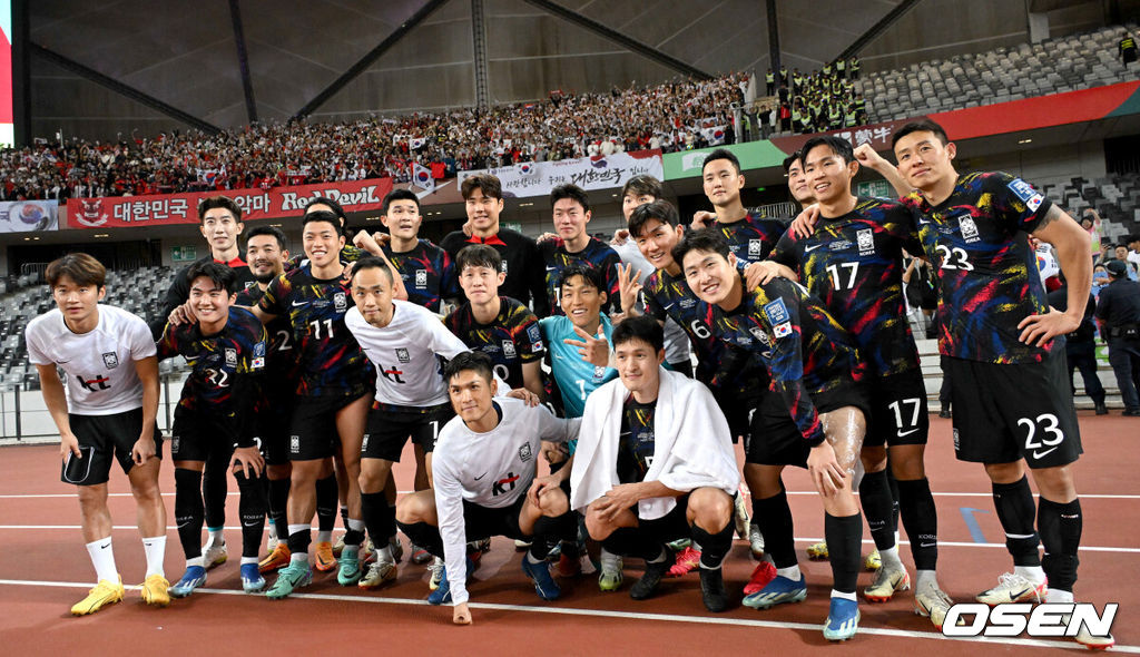 한국이 손흥민(31, 토트넘)의 멀티 골로 중국을 완벽하게 제압했다.위르겐 클린스만 감독이 이끄는 대한민국 축구 국가대표팀은 21일 오후 9시 중국 선전의 선전 유니버시아드 스포츠센터에서 열린 2026 국제축구연맹(FIFA) 아시아지역 2차예선 조별리그 C조 2차전에서 중국과 맞대결을 펼쳐 3-0으로 완승했다. 이로써 한국은 승점 6점(2승)으로 C조 1위를 지켰다. 승점 추가에 실패한 중국은 3점(1승 1패)으로 3위에 자리했다.승리한 한국 선수들이 기념촬영을 하고 있다. 2023.11.21 /sunday@osen.co.kr
