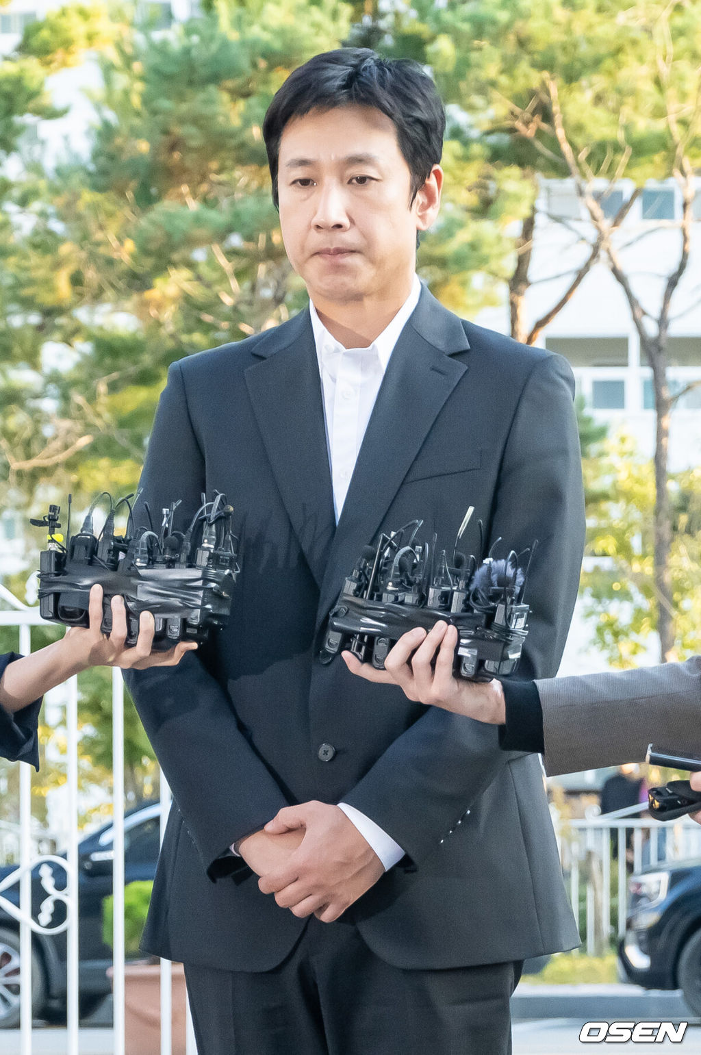 마약 투약 혐의로 입건된 배우 이선균이 28일 인천논현경찰서에 소환돼 조사를 받았다.경찰은 이선균이 출석하면 시약 검사를 진행해 마약 투약 여부와 종류·횟수 등을 파악할 예정이다.이선균은 올해 초부터 유흥업소 실장 A(29·여)씨의 서울 자택에서 대마초 등 여러 종류의 마약을 투약한 혐의를 받고 있다.유흥업소 실장 A씨는 향정 혐의로 구속됐고, 의사와 유흥업소 종업원도 각각 마약 공급과 투약 혐의로 입건됐다. A씨는 이선균을 협박해 3억5천만원을 뜯은 혐의도 받고 있다.이선균이 출석에 앞서 사죄의 인사를 하고 있다. 2023.10.28 / soul1014@osen.co.kr