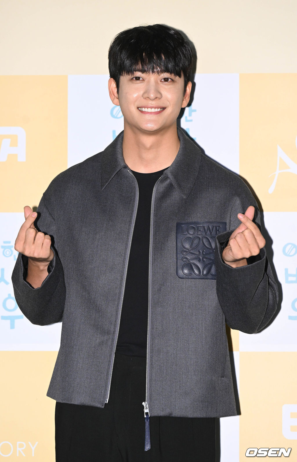 ENA 수목드라마 '이상한 변호사 우영우(이하 ‘우영우’)’ 시청자 단체관람 이벤트 포토월 행사가 18일 오후 서울 용산구 CGV용산아이파크몰에서 열렸다.한편 ‘이상한 변호사 우영우'(극본 문지원, 연출 유인식, 약칭 우영우)는 천재적인 두뇌와 자폐스펙트럼을 동시에 가진 신입 변호사 우영우(박은빈 분)의 대형 로펌 생존기를 그린 작품이다. 오늘 밤 방송되는 16회(마지막 회)를 끝으로 종영한다. 배우 강태오가 포즈를 취하고 있다. 2022.08.18 /cej@osen.co.kr