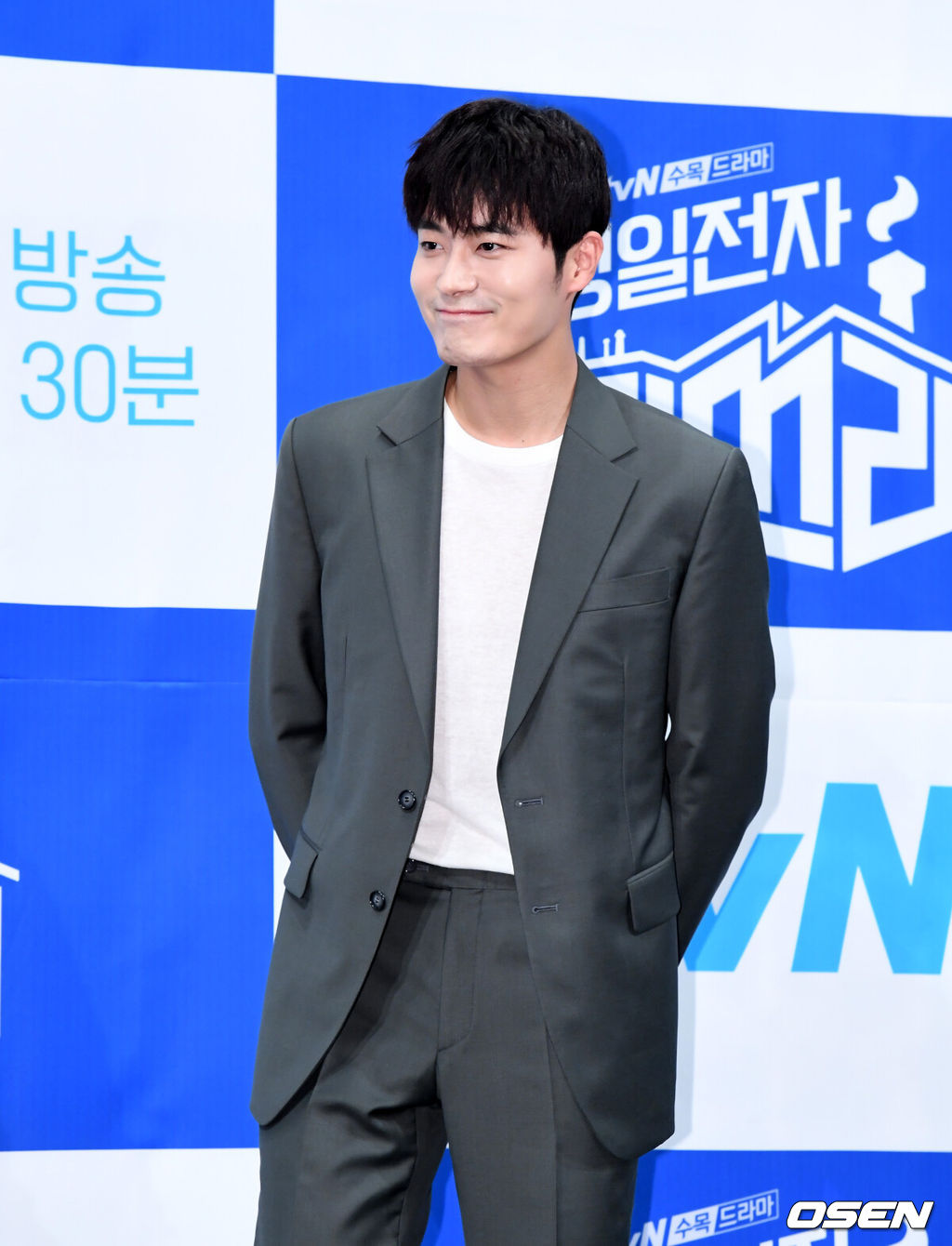 18일 오후 서울 논현동 임피리얼팰리스호텔에서 tvN 수목드라마 ‘청일전자 미쓰리’ 제작발표회가 열렸다.‘청일전자 미쓰리’는 위기의 중소기업 ‘청일전자’ 직원들이 삶을 버텨내며 함께 성장하는 과정을 그린 휴먼 오피스 드라마다.배우 차서원이 포토타임을 하고 있다. /jpnews@osen.co.kr