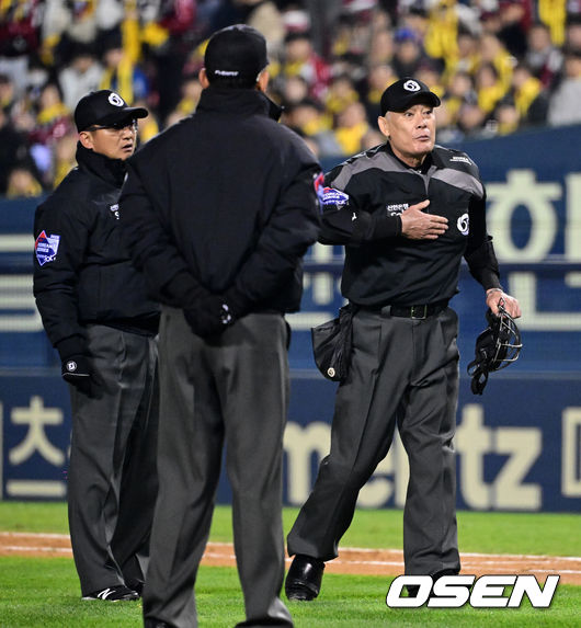 8일 오후 서울 잠실야구장에서 2023 KBO 프로야구 포스트시즌 한국시리즈 2차전 LG 트윈스와 KT 위즈의 경기가 열렸다.5회초 2사 1루에서 김병주 구심이 KT 배정대의 파울에 스트라이크 낫아웃을 선언한 뒤 실수를 인정, 파울로 정정하고 있다. 2023.11.08 /jpnews@osen.co.kr