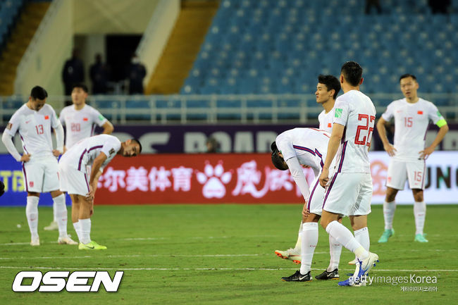 [사진] 고개 숙인 중국 축구대표팀.