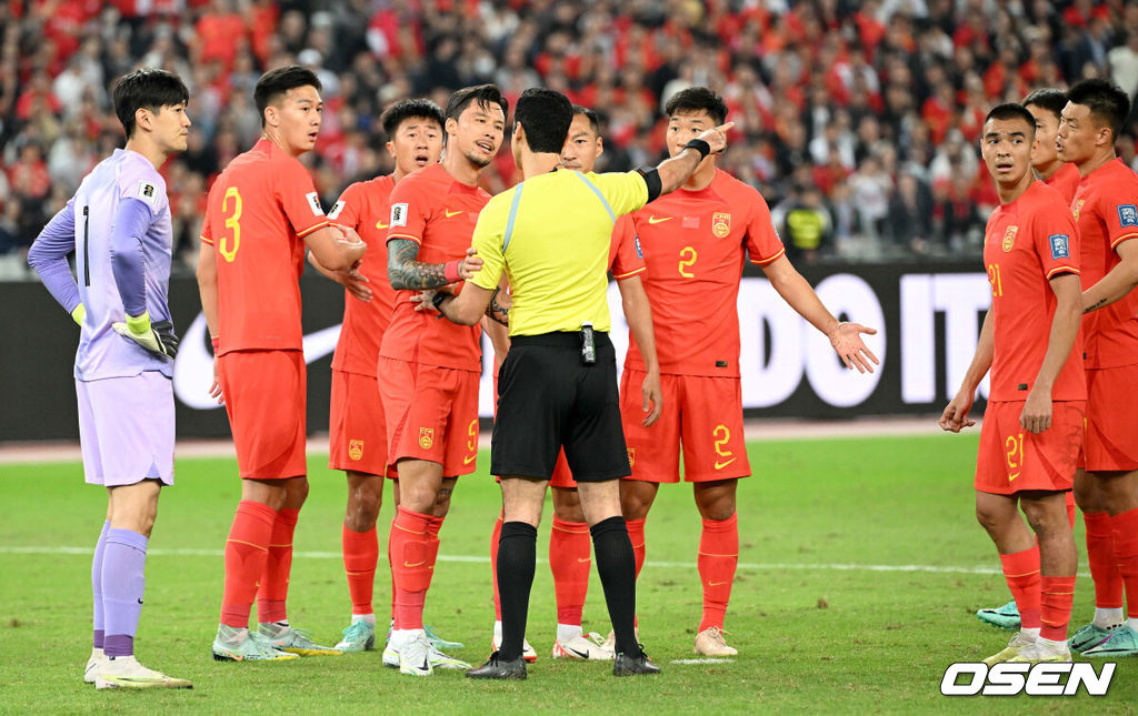 21일(한국시간) 중국 선전 유니버시아드 스포츠센터 경기장에서 북중미 월드컵 아시아 2차예선 C조 2차전 대한민국과 중국의 경기가 열렸다.전반 페널니킥을 내준 중국 선수들이 주심을 상대로 강하게 어필하고 있다. 2023.11.21 /sunday@osen.co.kr