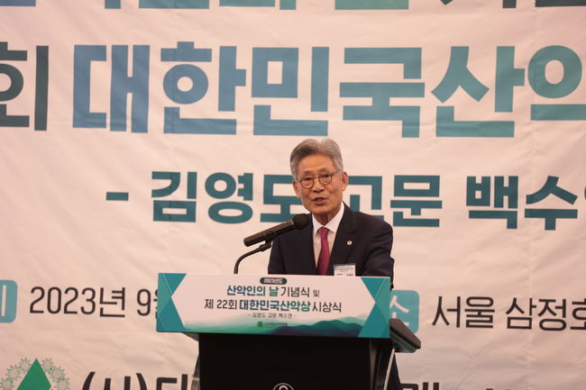 대한산악연맹 손중호 회장이 새해 인사와 “파리올림픽에서 메달 획득 목표를 달성할 수 있도록 물심양면으로 지원할 것”이라는 약속을 전했다. / 대한산악연맹