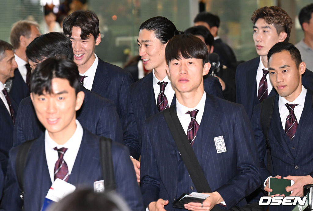 2일 오후 위르겐 클린스만 감독이 이끄는 한국 축구대표팀이 아시아축구연맹(AFC) 카타르 아시안컵을 앞두고 전지훈련을 위해 인천국제공항을 통해 아랍에미리트(UAE) 두바이로 출국했다. 대표팀 선수들이 출국장으로 향하고 있다. 2024.01.02 / ksl0919@osen.co.kr