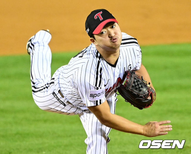 13일 서울 잠실야구장에서 ‘2023 신한은행 SOL KBO 포스트시즌 한국시리즈’ 5차전 LG 트윈스와 KT 위즈의 경기가 열렸다. 9회초 마운드에 오른 LG 투수 고우석이 힘차게 공을 뿌리고 있다. 2023.11.13 / dreamer@osen.co.kr