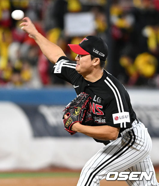 10일 오후 수원 KT위즈파크에서 ‘2023 신한은행 SOL KBO 포스트시즌 한국시리즈’ 3차전 KT 위즈와 LG 트윈스의 경기가 열렸다.8회말 무사에서 LG 고우석이 역투하고 있다. 2023.11.10 /sunday@osen.co.kr