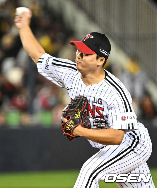 7일 오후 서울 잠실야구장에서 2023 KBO 프로야구 포스트시즌 한국시리즈 1차전 LG 트윈스와 KT 위즈의 경기가 열렸다.9회초 무사에서 LG 고우석이 역투하고 있다. 2023.11.07 /sunday@osen.co.kr